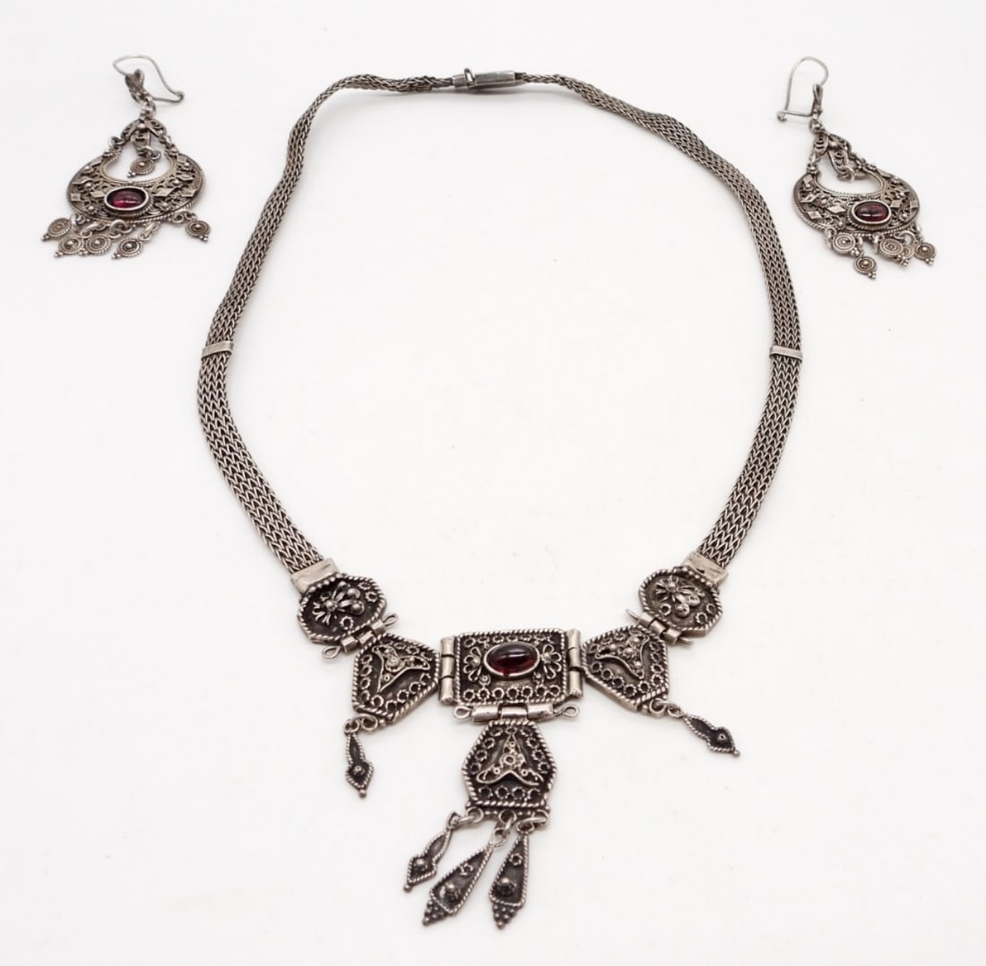XEIPO 925 CHOKER AND EARRING SET: 24DWT,17IN LONG FESTOON NECKLACE, OPEN BOX CLASP SMALL GEM IN THE MIDDLE, STAMPED 925 ON BACK, DANGLED PIERCED EARRINGS, STAMPED XEIPO 925 ON THE BACK