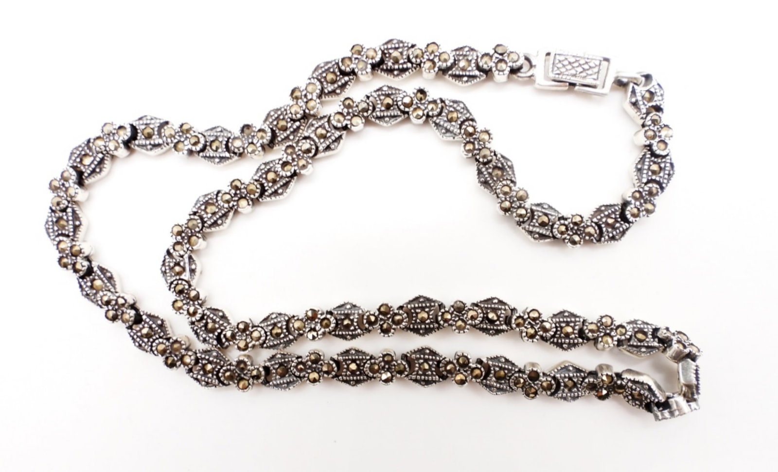 16 INCH STERLING SILVER MARCASITE NECKLACE: 19 DWT STERLING SILVER AND MARCASITE FASHION NECKLACE WITH 16" CHAIN