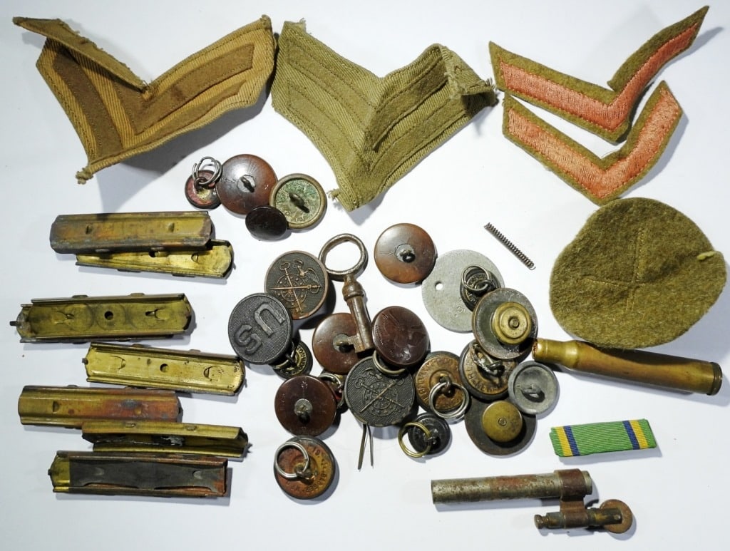 MILITARY BUTTONS & MORE - VINTAGE LOT (1 of 5)