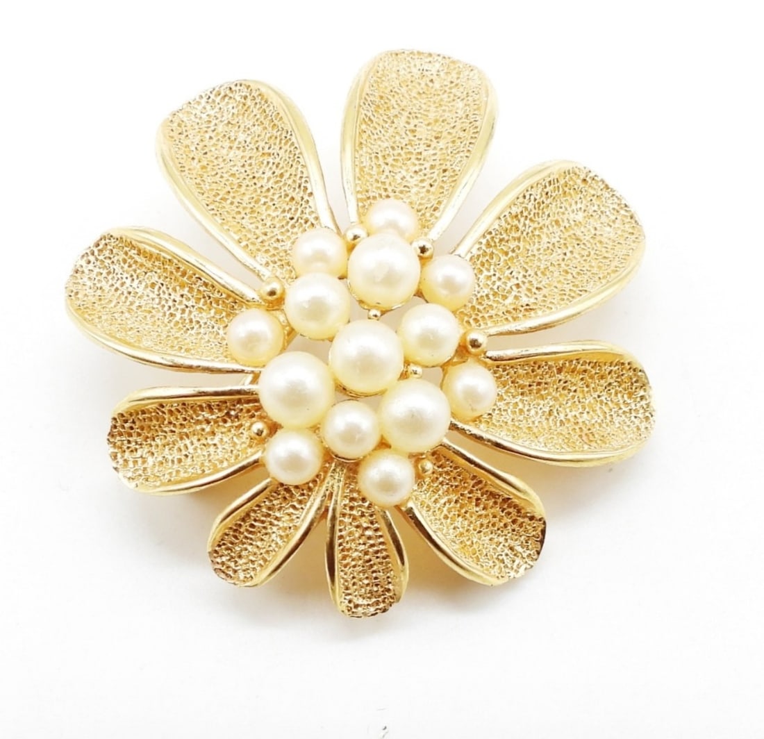 VINTAGE TRIFARI FLOWER BROOCH: GOLD TONE WITH FAUX PEARL CENTER. 1" LONG. SIGNED ON BACK