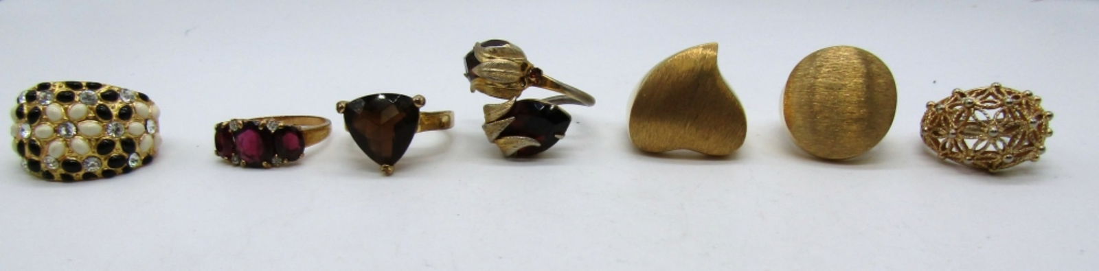 (7) GOLD TONE WOMENS RINGS (1 of 7)