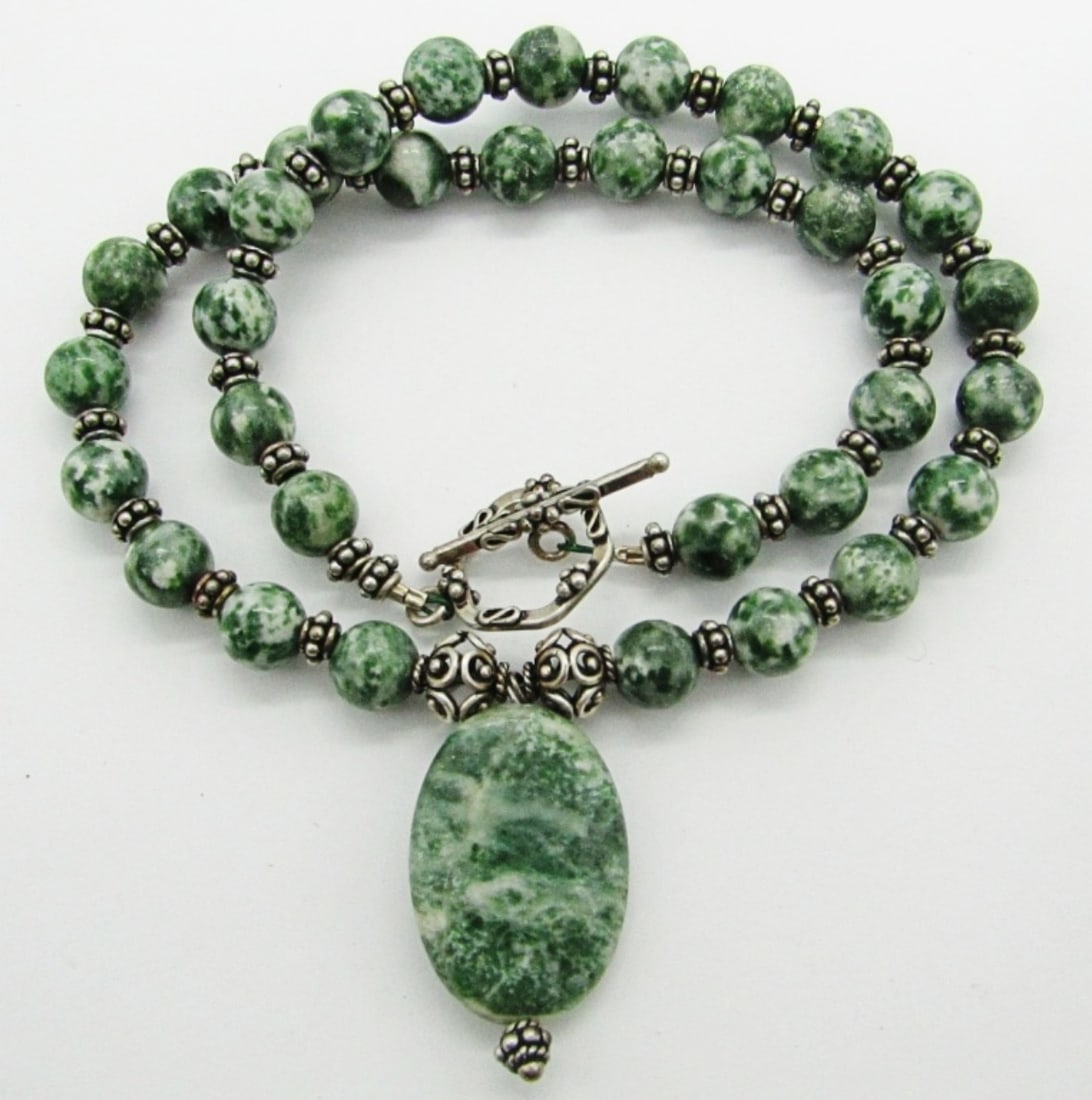 GREEN JASPER & SILVER TONE NECKLACE: 16" NECKLACE WITH TOGGLE CLASP