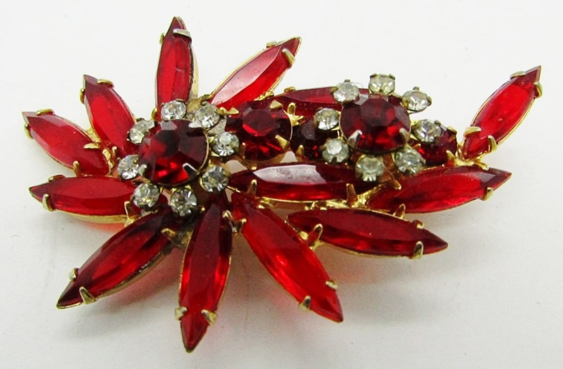 VINTAGE GARNET FLOWER BROOCH (JULIANA?): 2.25" GOLD TONE BROOCH WITH RED & CLEAR GEMS. POSSIBLE JULIANA!