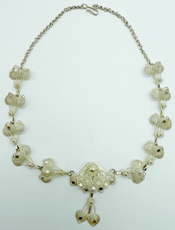VINTAGE STERLING FESTOON NECKLACE: 14.4DWT, 17 1/2IN LONG, ADJUSTABLE WITH HOOK CLASP, FLOWER LEAF DESIGN , NO STAMPINGS