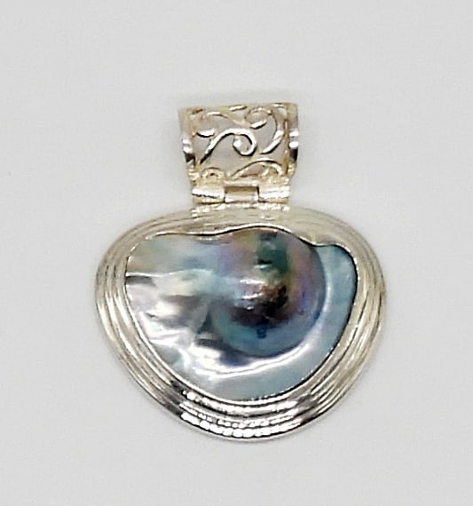 STERLING SILVER PENDANT PEARLESCENT: 15 DWT - MARKED 925; STERLING SILVER PENDANT WITH PEARLESCENT LARGE CENTER STONE
