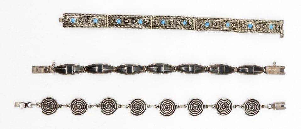 (3) STERLING CHAIN BRACELETS - TURQUOISE: 7"-8" STERLING SILVER BRACELETS, TURQUOISE STONES, SMOOTH BLACK ONYX - 30 DWT