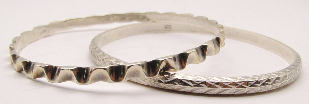 2 STERLING BANGLE BRACELETS (1 of 4)