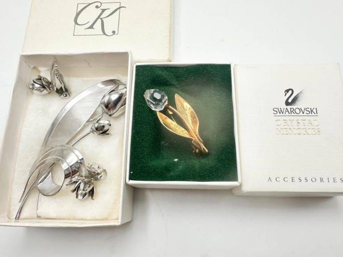 SWAROVSKI BROOCH + (1 of 2)