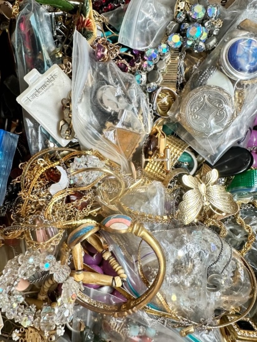 TREASURE BOX !!!: TREASURE BOX, SOME WEARABLES, SOME BROKEN, MED FLAT RATE BOX