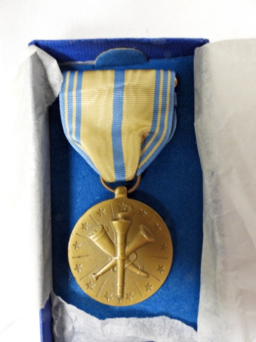 US ARMED FORCES RESERVE MEDAL (1 of 2)