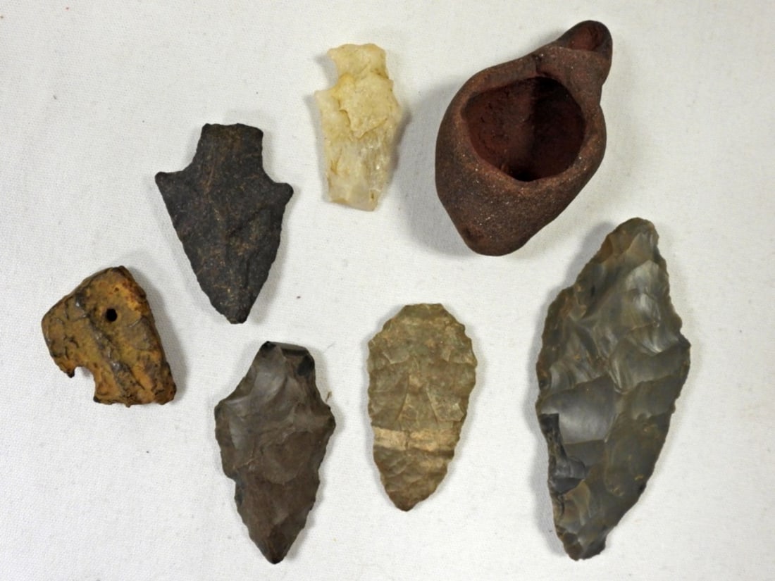 (6) ARROWHEADS & CLAY SERVING PIECE (1 of 3)