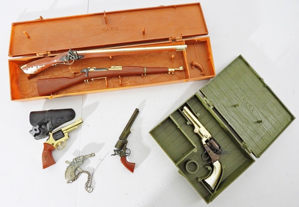 (6)VINTAGE MARX TOY GUN REPLICAS: 4 OUT OF 6 ARE MARKED MARX, OTHER TWO ARE UNMARKED, 2 KENTUCKY RIFLES AND BOX, 1 STAGECOACH PISTOL AND BOX