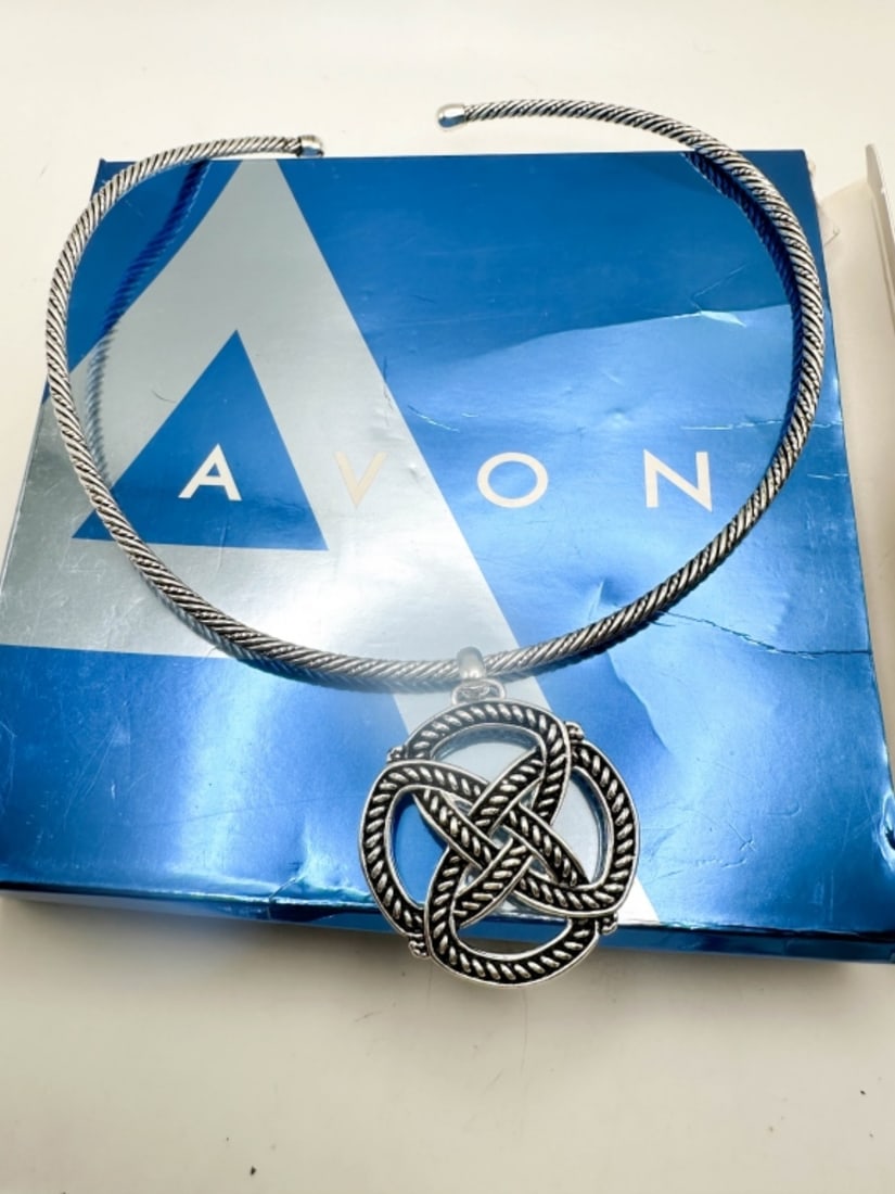 AVON NECKLACE W BOX: AVON NECKLACE W BOX