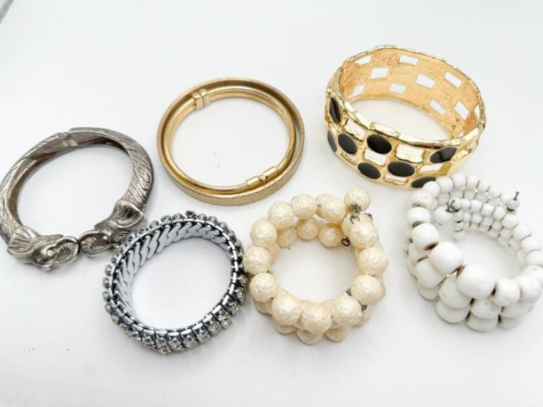 BRACELETS ASSORTMENT (1 of 2)