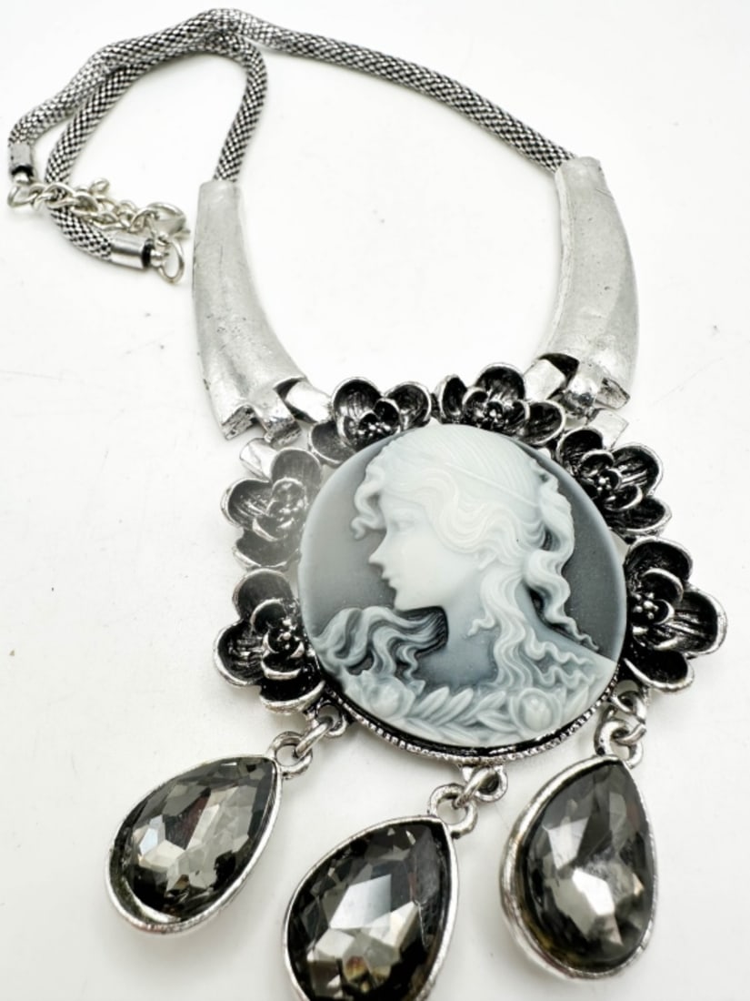 BEAUTIFUL CAMEO PENDANT: BEAUTIFUL CAMEO PENDANTNECKLACE WITH DANGLES