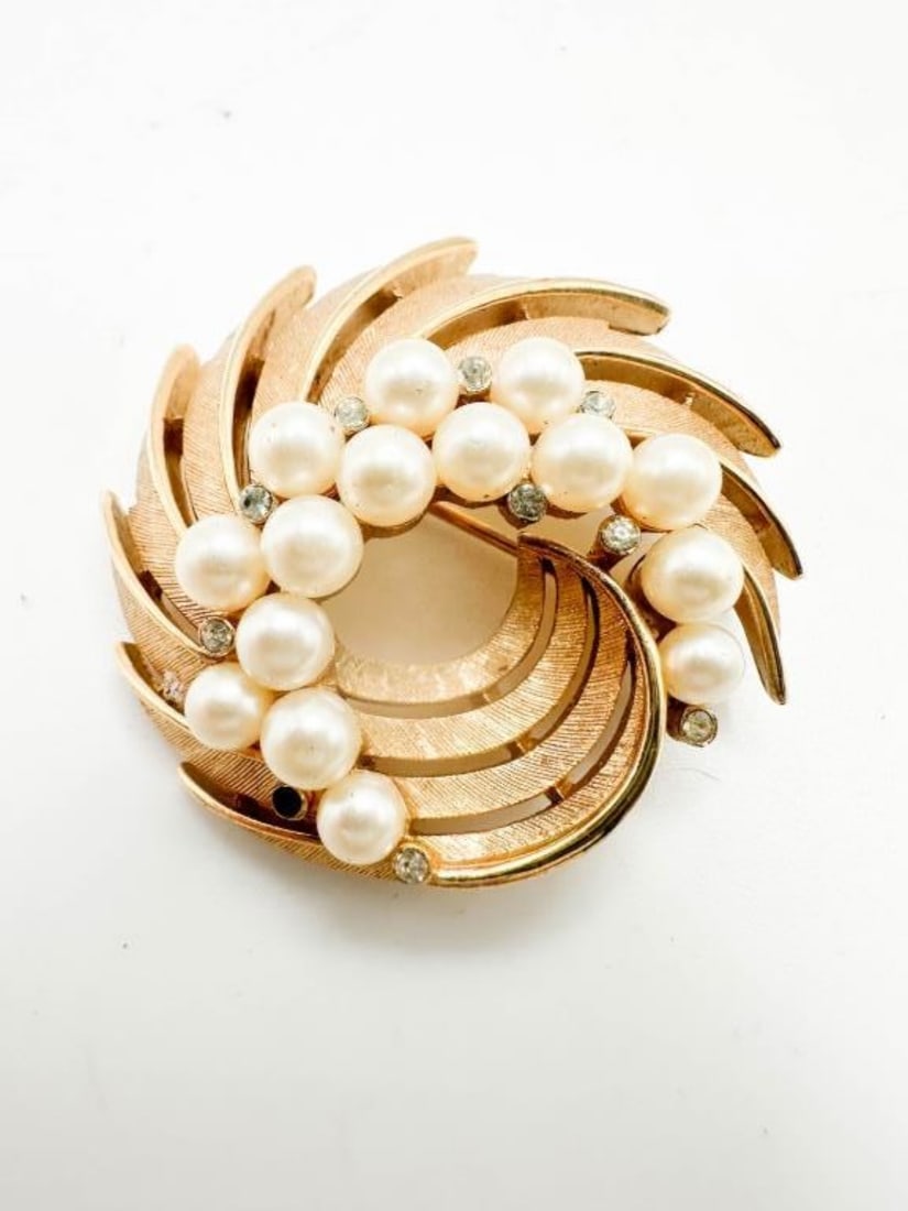 TRIFARI CROWN BROOCH (1 of 2)