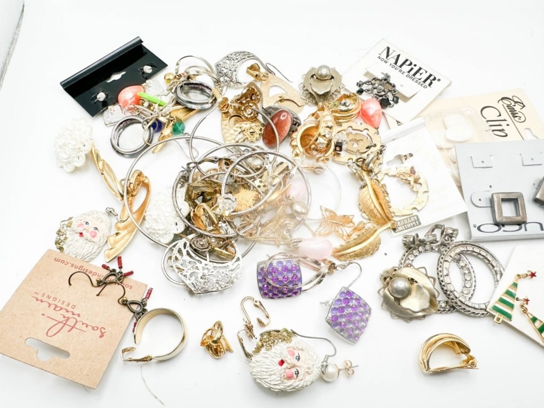 ASSTD  PRETTY EARRINGS ! (1 of 2)