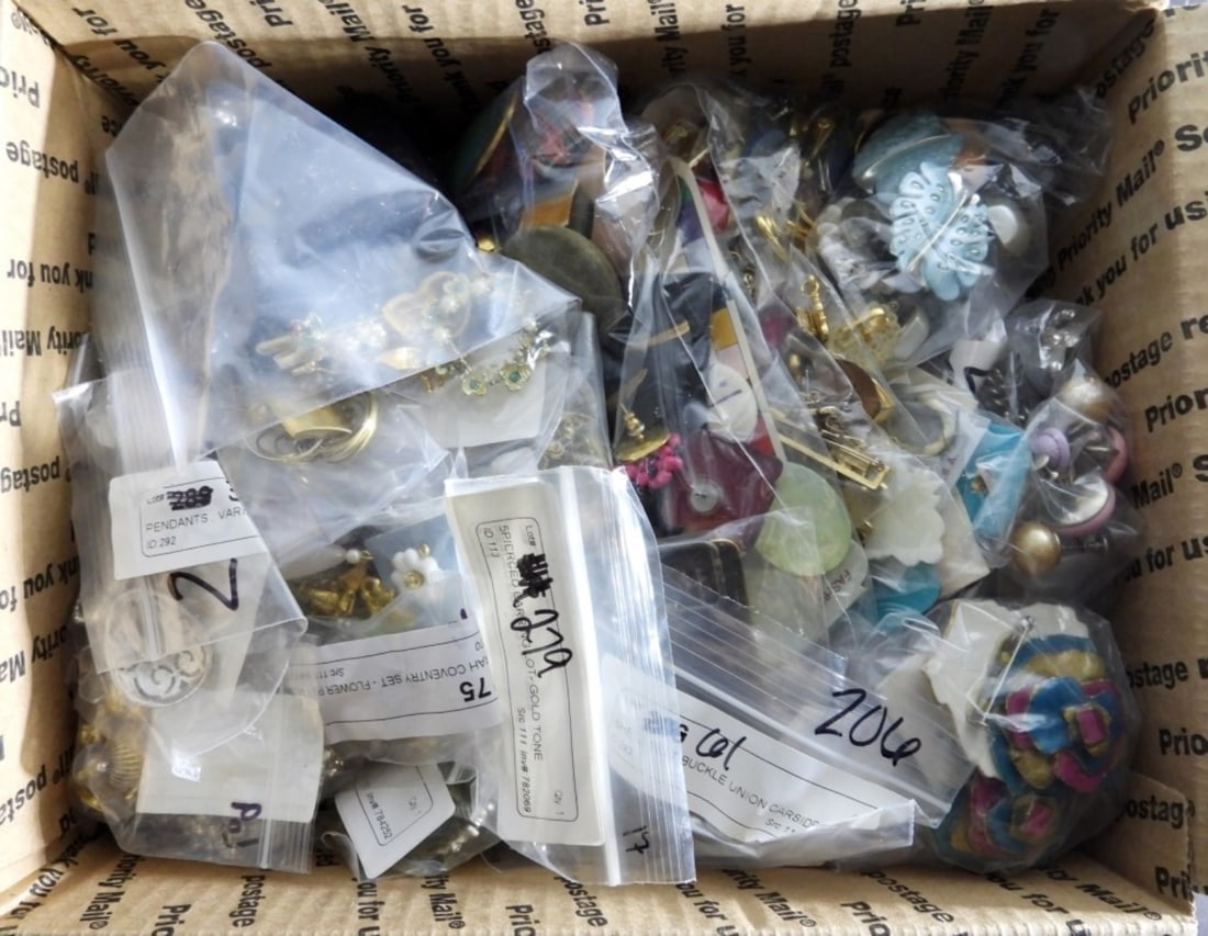 VINTAGE+  TREASURE BOX (1 of 2)