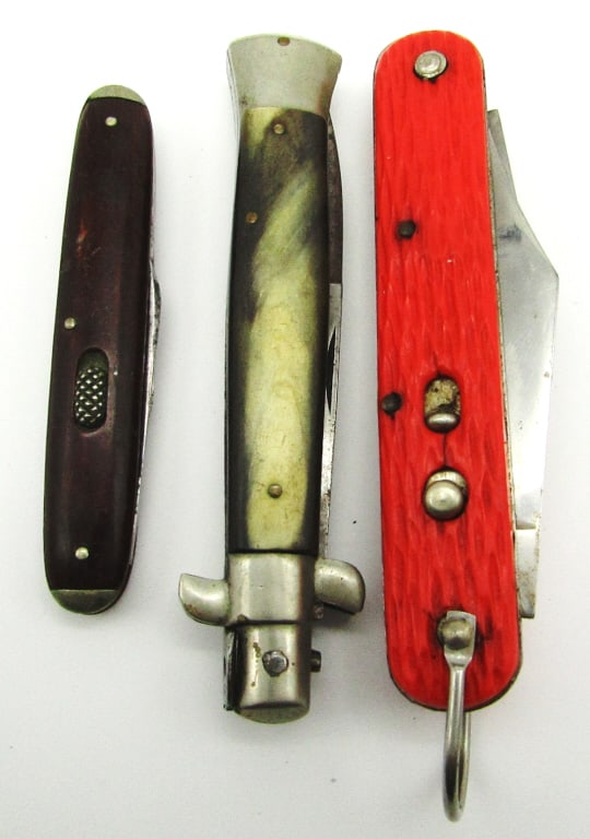 (3) Vintage Push Button & Folding Pocket Knives: Schrade Walden NY USA With Paratrooper Switch Hook Knife, Black Beauty Made In Italy Folding Stilleto Blade, 2-Blade 2-Sided Challenge Cut Co. Bridgeport; Used Conditions.