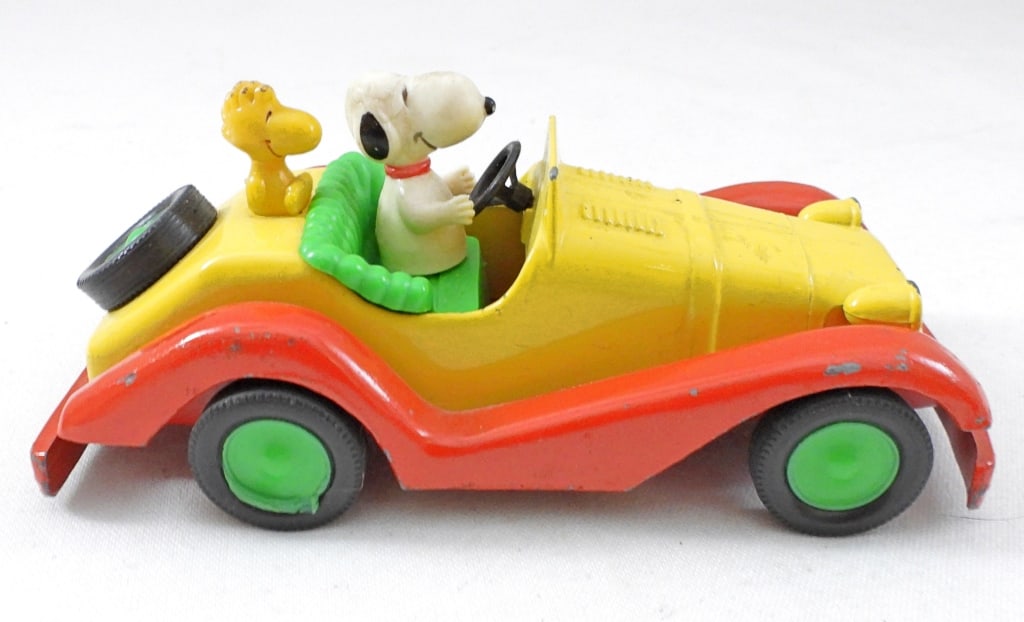 VINTAGE AVIVA SNOOPY DIECAST METAL TOY CAR: 1958, STAMPED WITH BRAND ON THE BOTTOM, WHEELS ARE RUBBER, HAS SNOOPY AND WOODSTOCK, NORMAL WEAR FOR THE AGE OF THE TOY