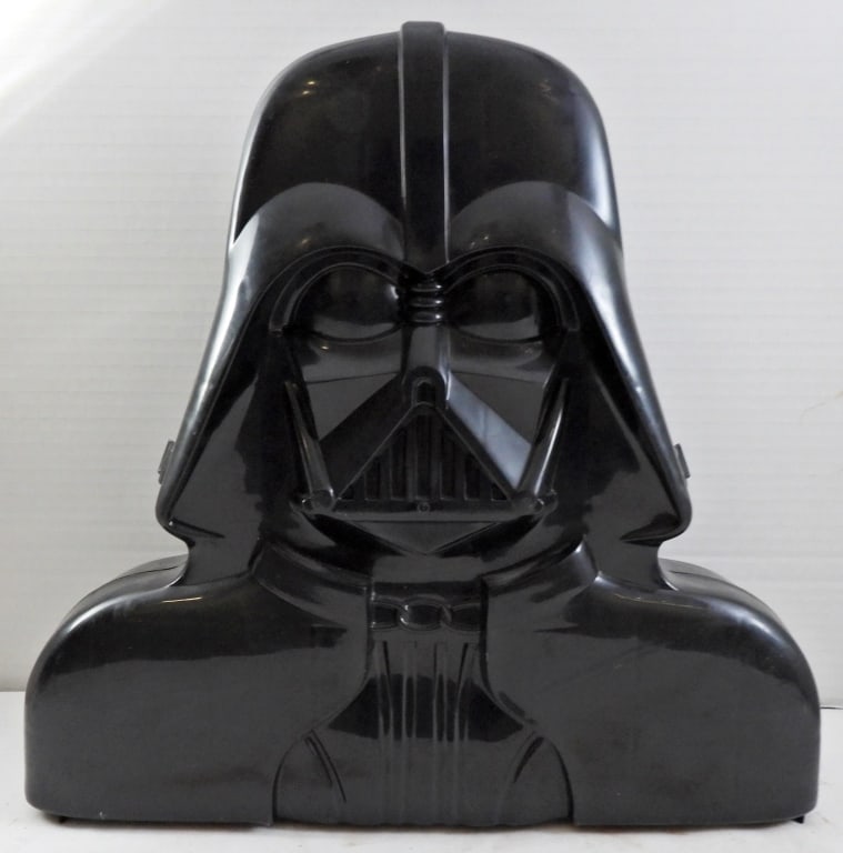 STARWARS DARTH VADER COLLECTOR'S CASE W/39 FIGURES: MADE BY KENNER IN 1983(CASE) FOR RETURN OF THE JEDI, ACTION FIGURES YEARS RANGE FROM 1977-1983 DIFFERENT ACTION FIGURES - 39 TOTAL FIGURINES