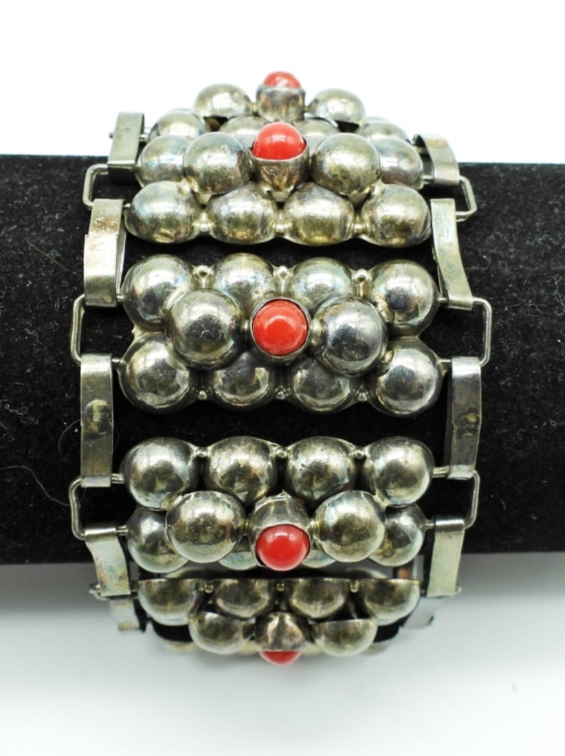 MEXICO 925 CORAL BRACELET: 27.5DWT, 7 1/2" LONG, BOXED CLASP, CORAL ROUND BEADS ARE IN THE MIDDLE, STAMPED MEXICO 925 ON THE BACK