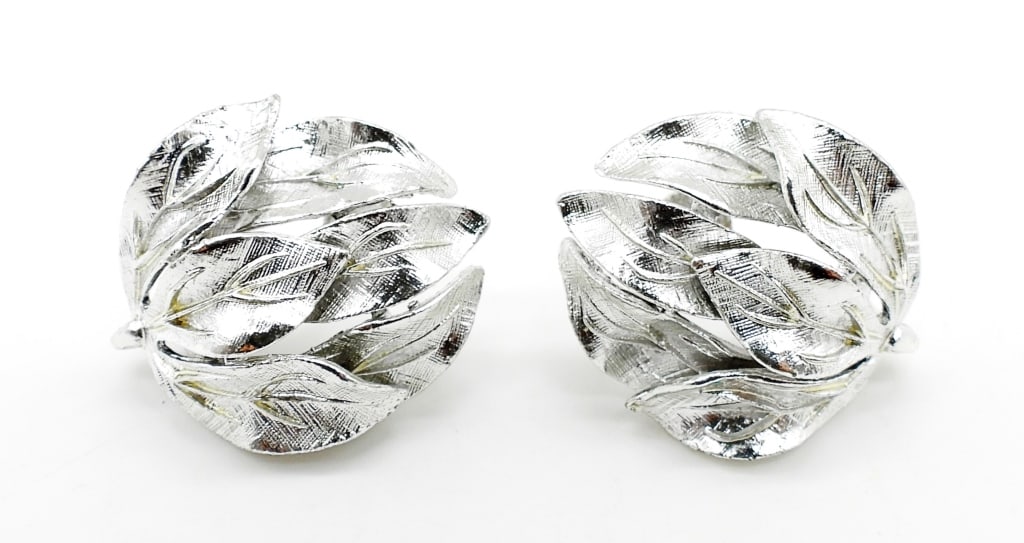LISNER SILVER TONE LEAF EARRINGS (1 of 2)