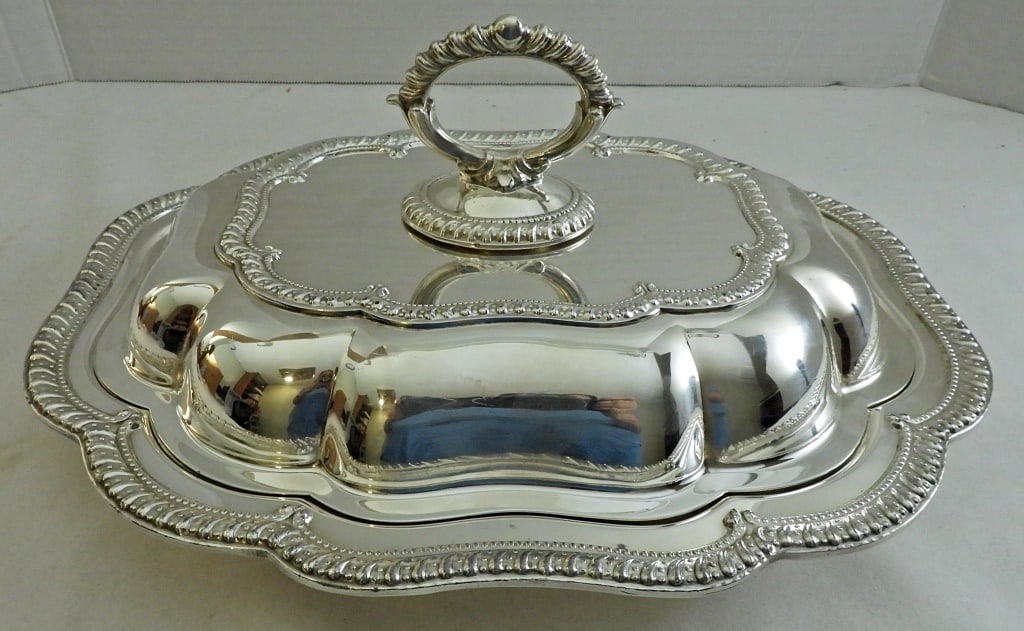 MEDIUM SERVING DISH WITH LID (1 of 2)
