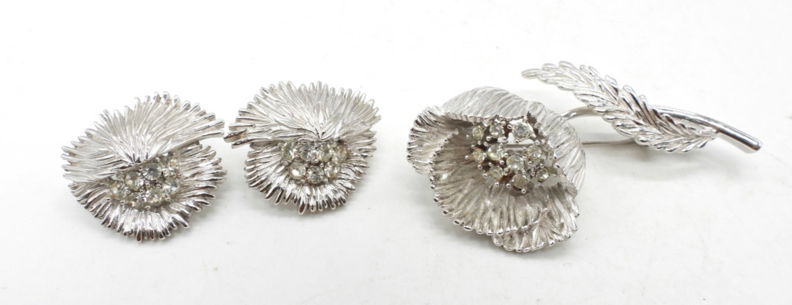 1960s POPPY TRFARI FLORAL PIN / EARRINGS: BEAUTIFUL CLEAR RHINESTONE CENTER - VERY NICE CONDITION in TRIFARI BOX