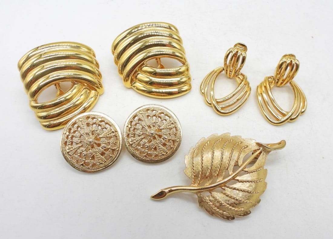 MONET GOLD TONE JEWELRY LOT: (3) CLIP-ON EARRINGS & (1) LEAF PIN