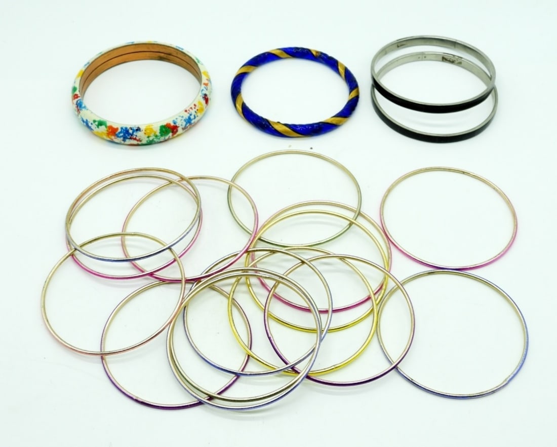 (19) BANGLE FASHION BRACELETS: (2) VINTAGE PLASTIC