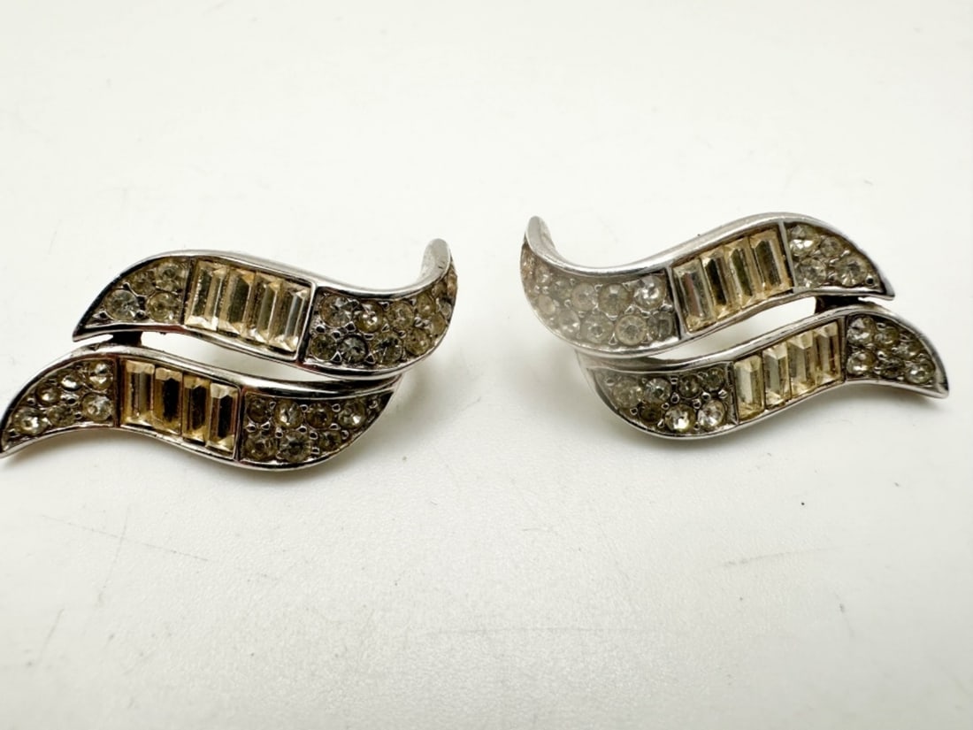 TRIFARI CROWN EARRINGS (1 of 2)