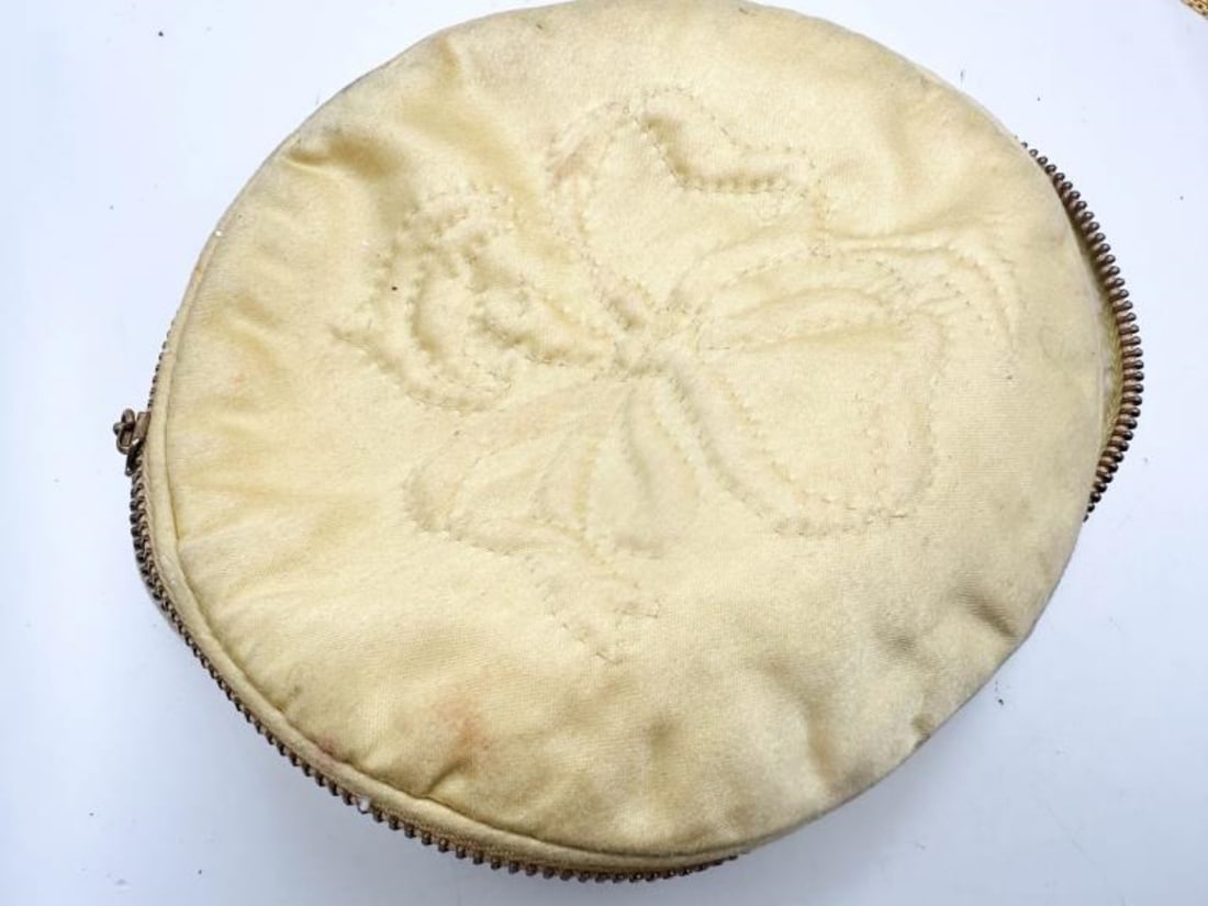 VINTAGE MAKEUP TRAVEL CASE: VINTAGE MAKEUP TRAVEL CASE WITH FLORAL , MAY NEED CLEANING