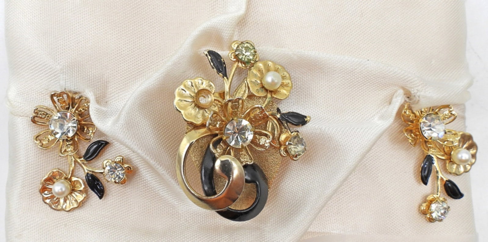 BLACK & GOLD-PLATED BROOCH & EARRING SET: 24K GOLD PLATED FLOWER DESIGN SET W/ CLEAR GEMS & FAUX PEARLS. BROOCH MISSING (1) FAUX PEARL.