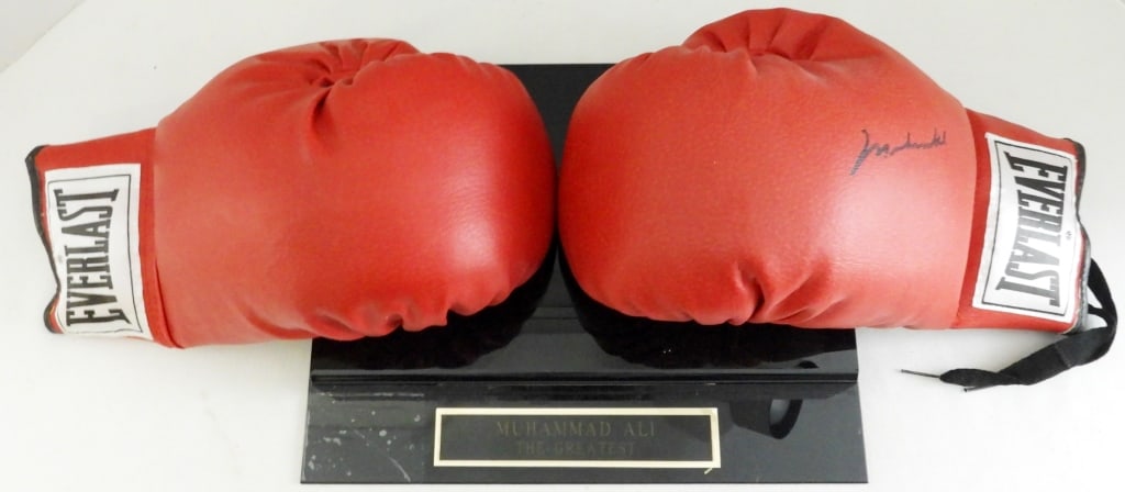 MUHAMMAD ALI SIGNED EVERLAST GLOVE (1 of 3)