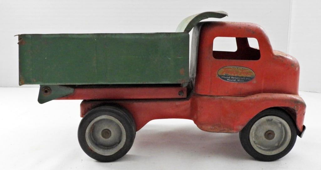 VINTAGE TONKA LEVER DUMP TRUCK: IN RED AND GREEN PRESS STEEL, MADE BY TONKA TOYS NORMAL WEAR FROM THE YEARS, RUST, LEVER STILL WORKS.