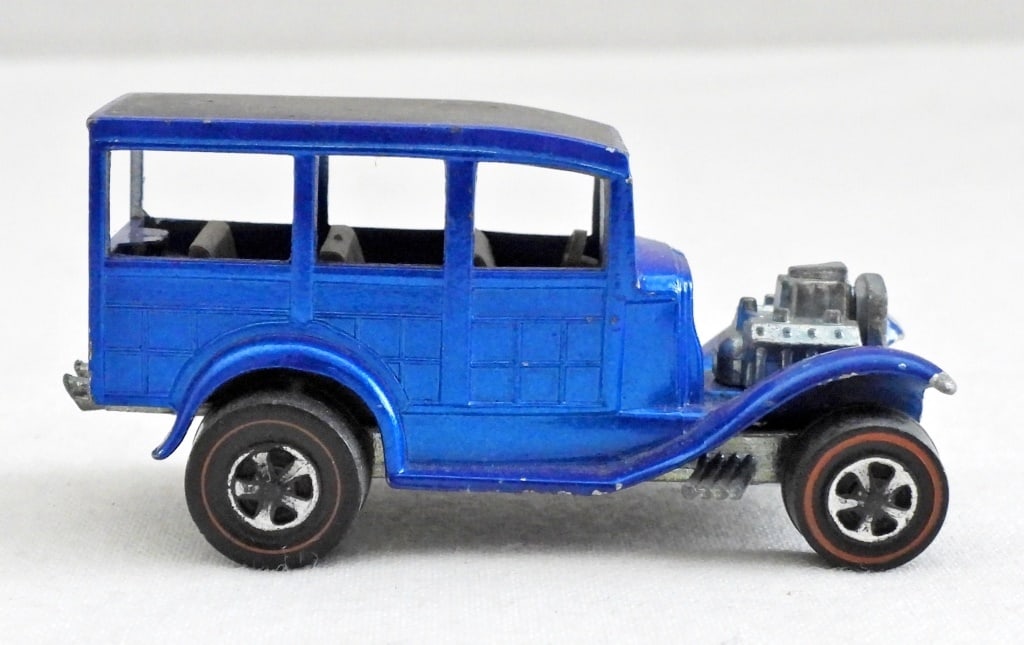 HOT WHEELS CLASSIC 31 FORD WOODY REDLINE (1 of 3)