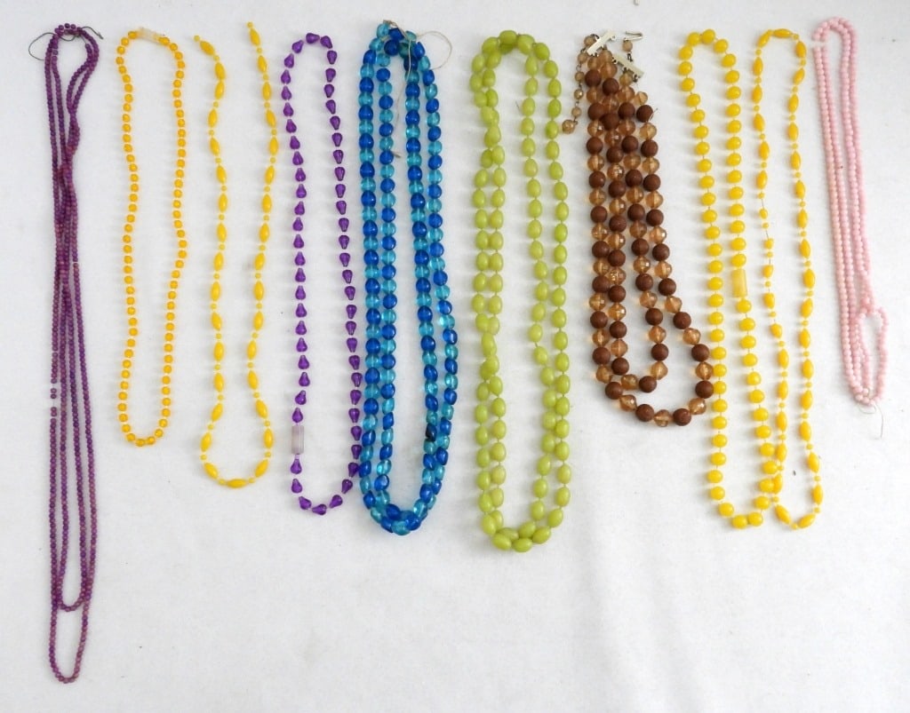 (10) VINTAGE BEADED NECKLACES (1 of 2)