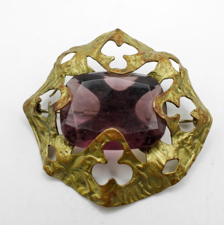 VICTORIAN ?C-CLASP GOLDTONE BROOCH (1 of 3)