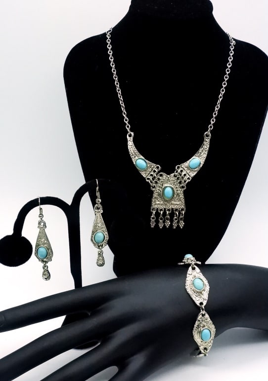 Silver Tone Southwest Faux Turquoise Jewelry Set: Matching set. Necklace 17", bracelet 7", drop earrings 2.5"