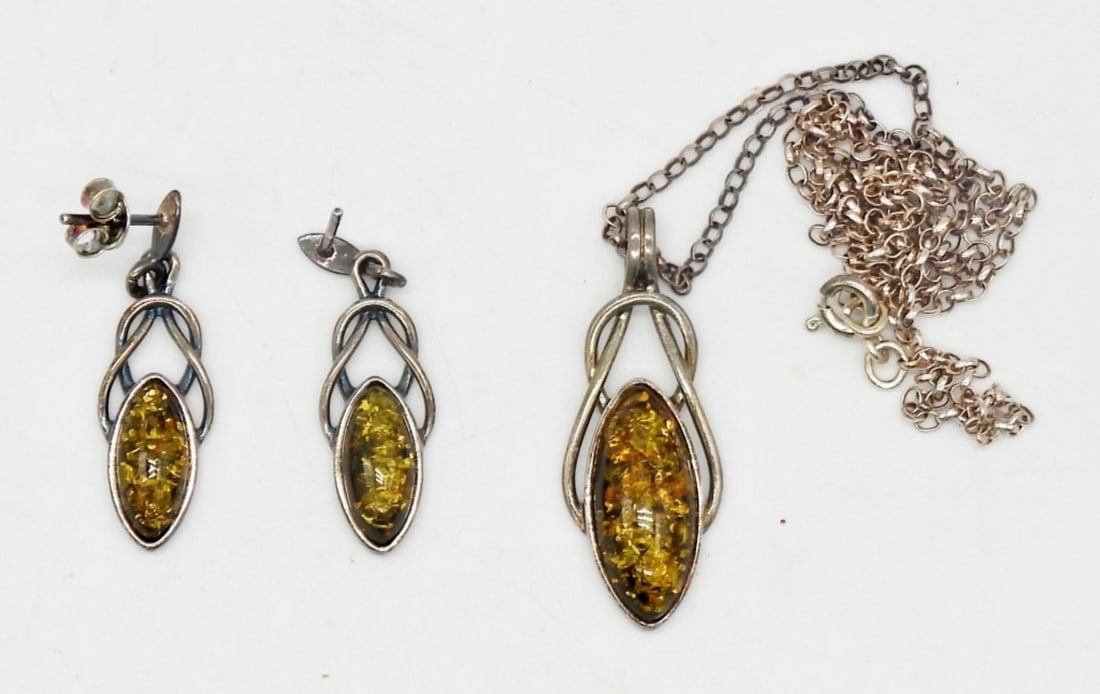 Vintage Sterling Baltic Amber Set: Matching 18inch necklace and 1 inch stud back earrings. Great find! (DWT 4.2)
