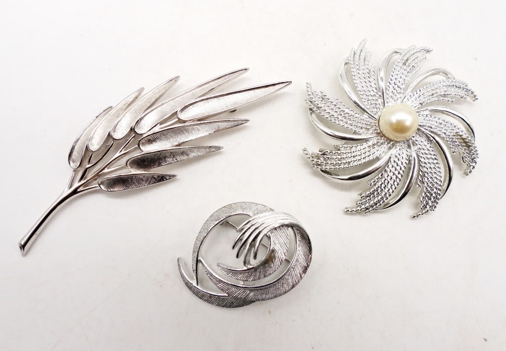 (3) SILVER TONE BROOCHES: 2- SARAH COV 1- TRIFARI, BETWEEN 1 1/2IN -4IN LONG, ALL STAMPED WITH IT MAKER ON THE BACK