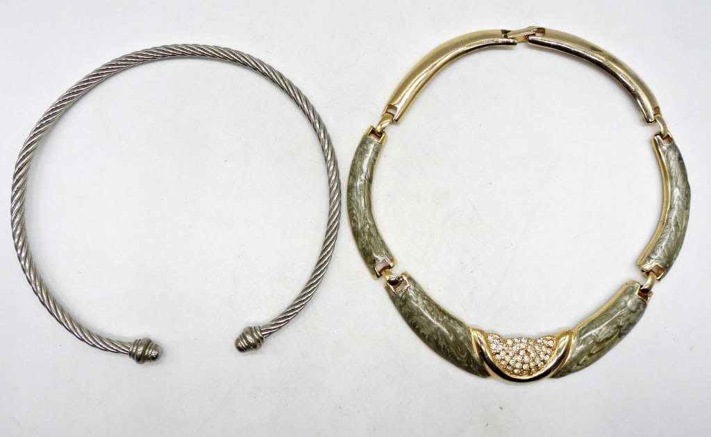 (2) FASHION CHOKER NECKLACES: 1- GOLD TONE WITH A GREEN INLAY WITH CLEAR STONES IN THE MIDDLE, OPEN BOX CLASP, SLIVER TONE ROPE STYLE OPEN CHOKER