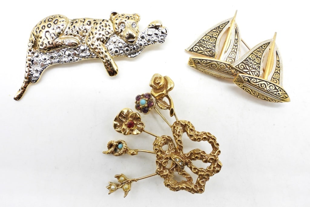 (3) GOLD TONE PINS: 1- FLOWER PIN 2" LONG,1- BOATS STAMPED SPAIN ON THE BACK 2 " LONG, 1- CHEETAH LITTLE OVER 2 1/2" LONG