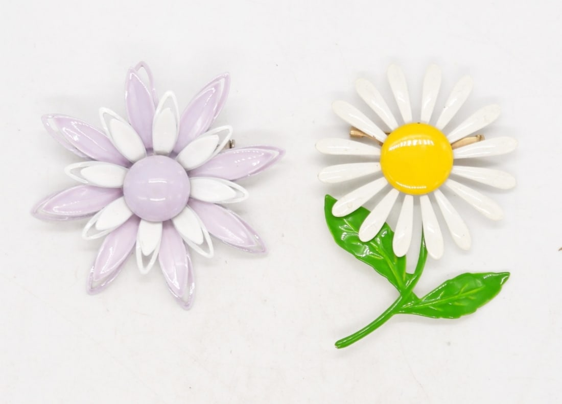 (2) VINTAGE METAL RETRO FLOWER PINS: VINTAGE METAL 1960's RETRO ENAMEL DAISY FLOWER PIN, CHEERFUL FLOWER FASHION BROOCH