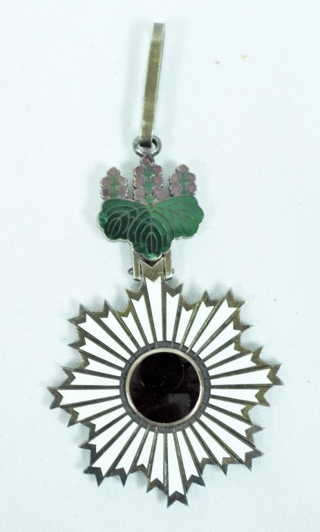 WWII  ORDER of the RISING SUN MEDAL (1 of 2)