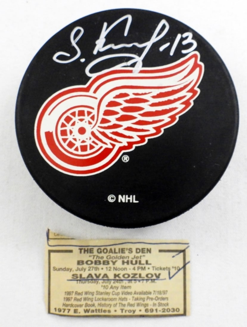 SLAVA KOZLOV AUTOGRAPH NHL RED WING PUCK: SIGNED ON THE OFFICIAL LICENSED PRODUCT OF THE NHL RED WING PUCK