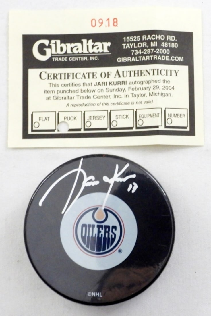 JARI KURRI AUTOGRAPH NHL OILERS PUCK W/COA: SIGNED ON THE OFFICIAL LICENSED PRODUCT OF THE NHL OILERS PUCK, COA FROM GIBRALTAR FROM 2004