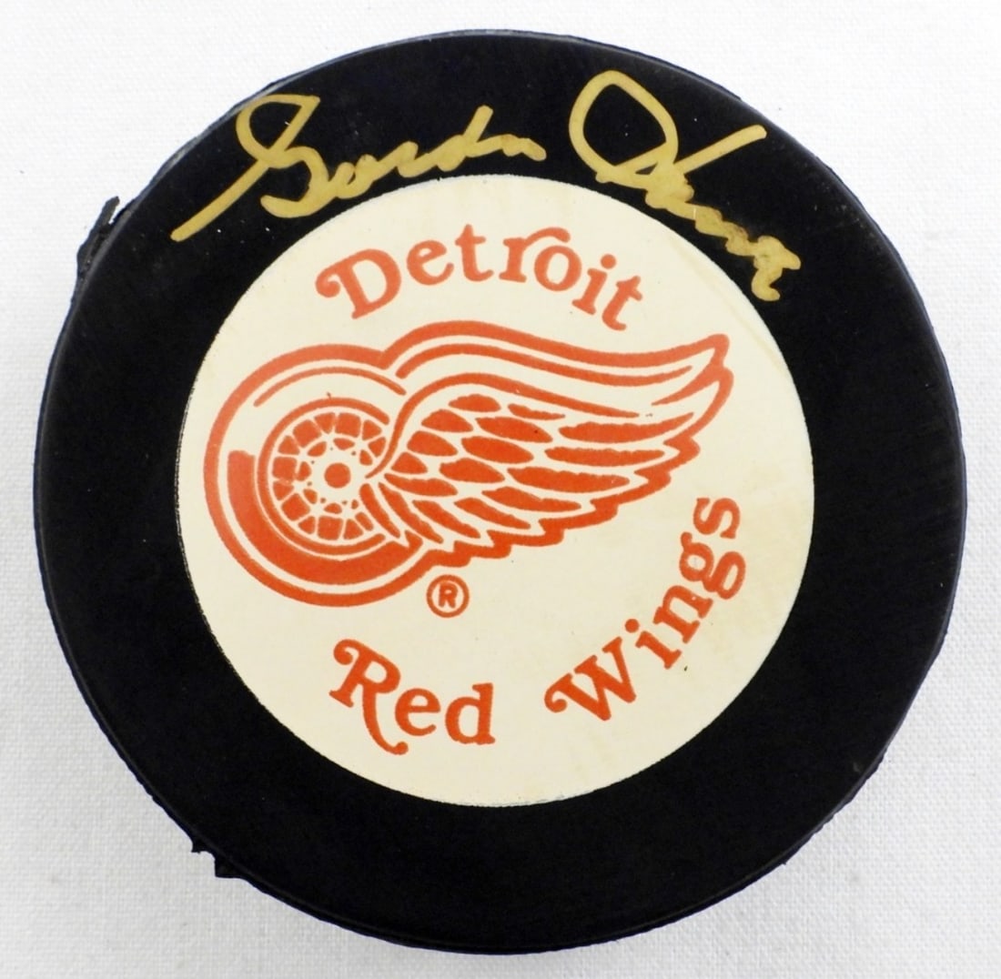 GORDIE HOWE AUTOGRAPH NHL RED WING PUCK (1 of 2)