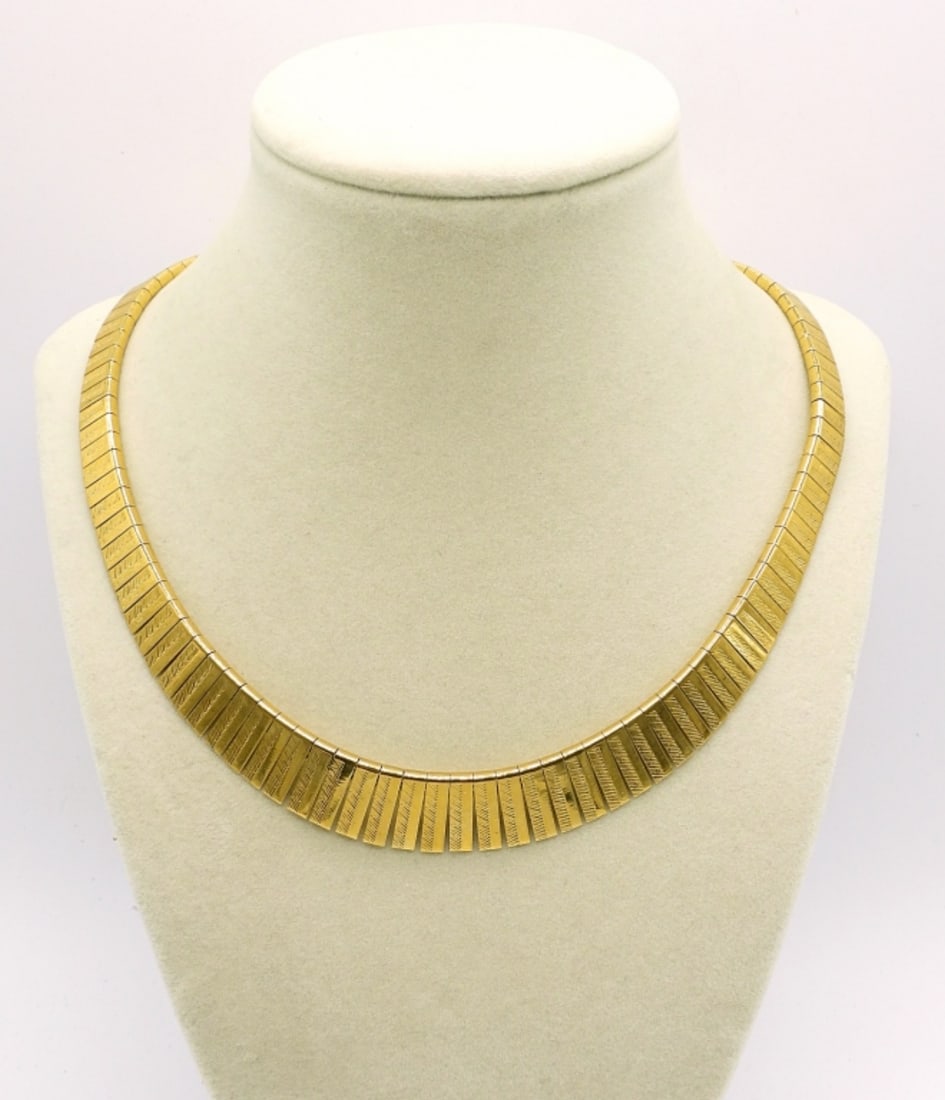 Napier Brand Gold Tone Collar Necklace: Vintage Napier Gold Tone Collar Necklace, Looks Brand New! Please see photos for measurements.